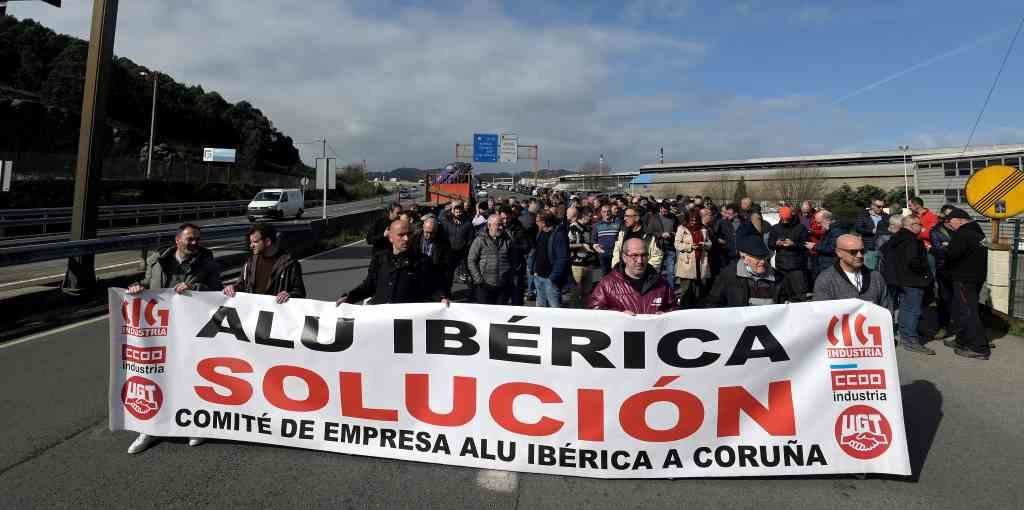 Protesta fronte a fábrica de Alu Ibérica, na Coruña, o 14 de marzo. (Foto: Europa Press)