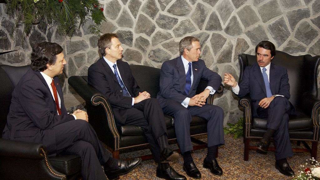 O 'cumio' dos Açores, cos dirixentes naquela altura de Portugal, José Manuel Durão Barroso; Reino Unido, Tony Blair; EUA, George W. Bush, e o Estado español, José María Aznar. (Foto: Michelle Michaud)