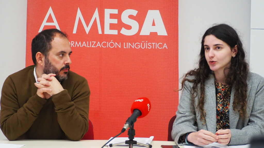 Marcos Maceira e Nuria Fouciños, presentando o informe en rolda de prensa. (Foto: A Mesa)