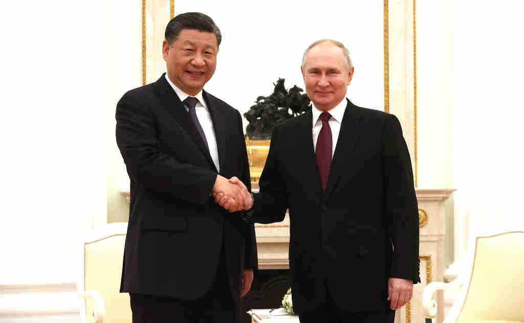 Xi Jinping e Vladimir Putin, presidentes da China e Rusia, en Moscova. (Foto: Kremlin / DPA)