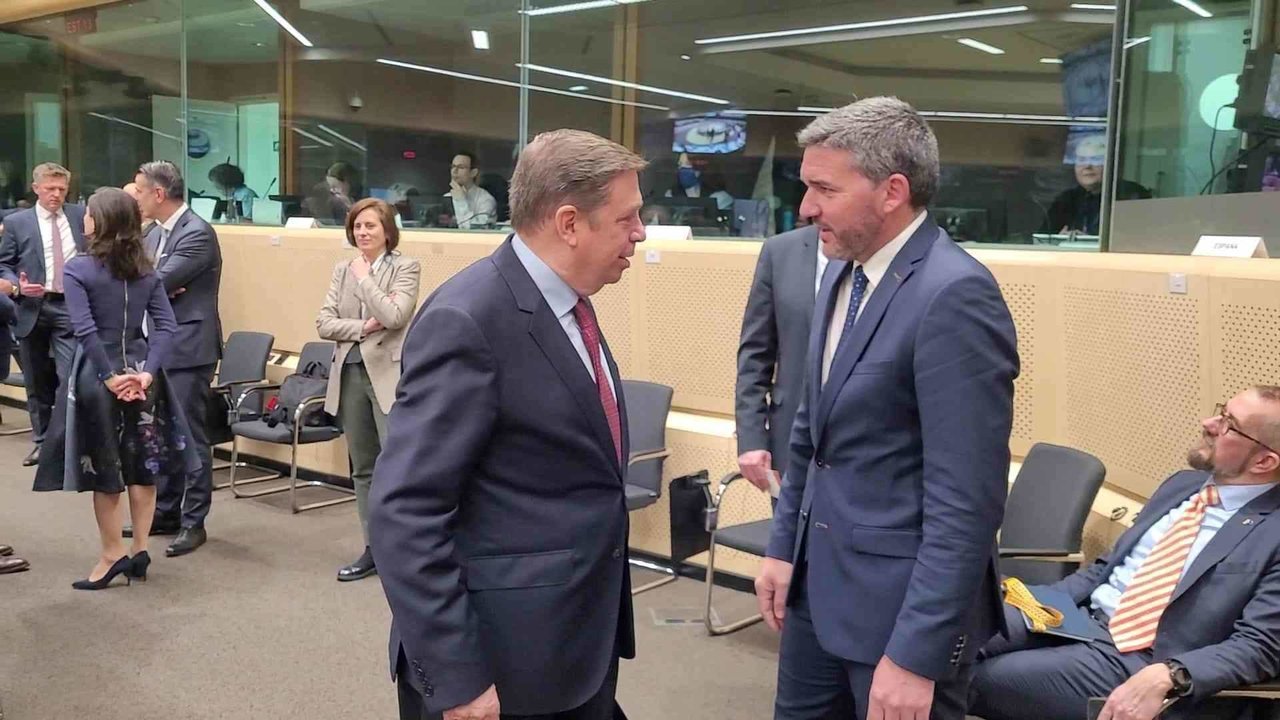 Á esquerda, o ministro español de Agricultura e Pesca, Luis Planas, durante un receso das reunións que mantivo esta segunda feira en Bruxelas.