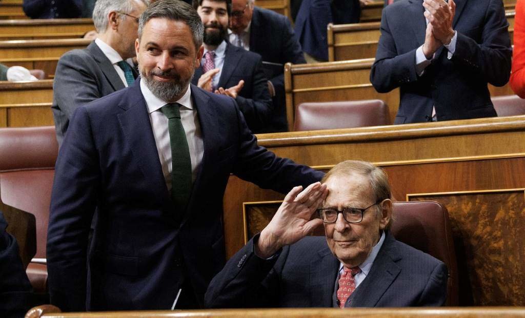O líder de Vox, Santiago Abascal, e o seu candidato na moción de censura, Ramón Tamames, no inicio da sesión desta terza feira no Congreso. (Foto: Eduardo Parra / Europa Press)