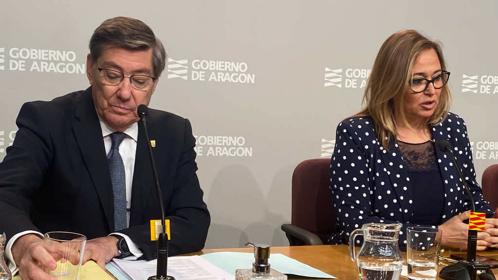 O conselleiro de Industria de Aragón, Arturo Aliaga, e a conselleira de Presidencia, Mayte Pérez. (Foto: Europa Press)