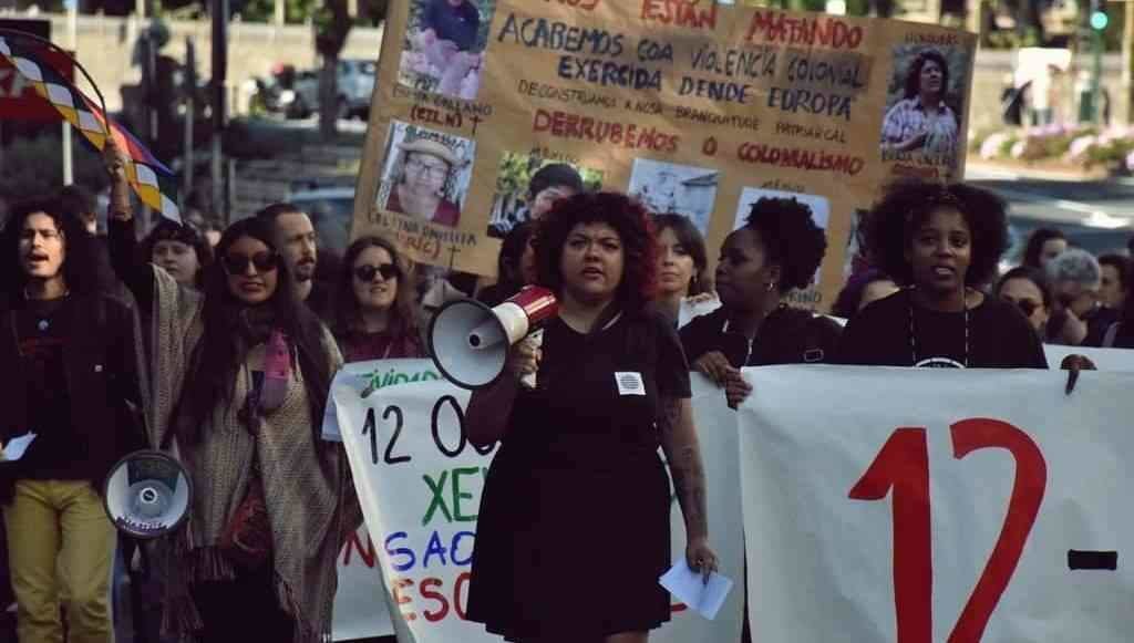 A activista antirracista Aranxa Vicens nunha manifestación contra a discriminación racial. (Foto: Nós Diario)