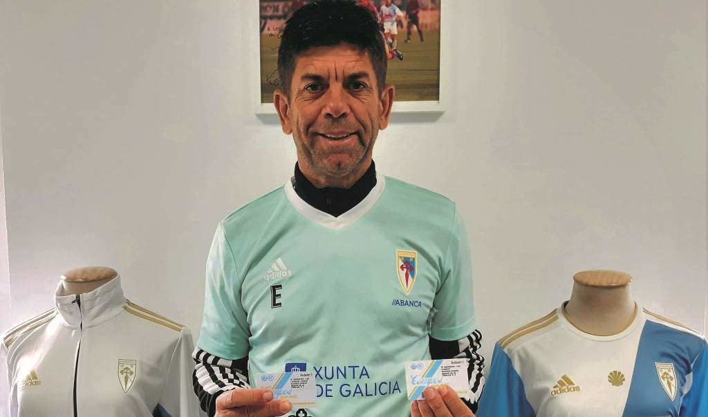 Fabiano, co carné de abonado desta tempada. (Foto: SD Compostela)