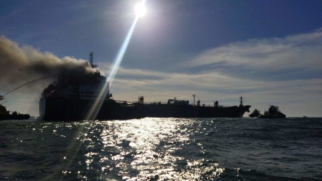 O petroleiro incendiado fronte ás costas do Porto. (Foto: Marinha Portuguesa)