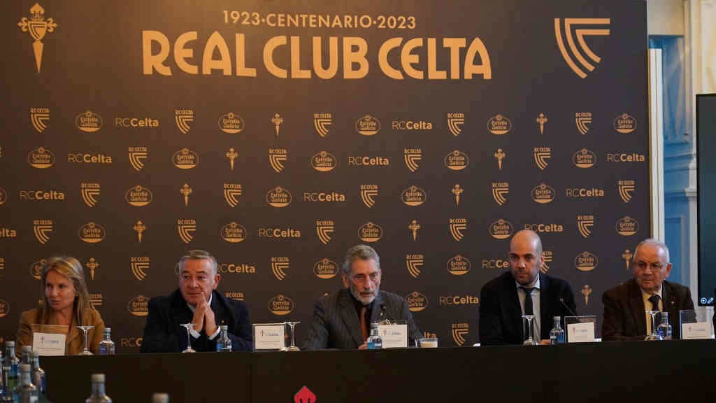 O presidente do Celta, Carlos Mouriño (no centro),compareceu xunto ao marketing manager do club, Gael García (á súa dereita) (Foto: RC Celta).