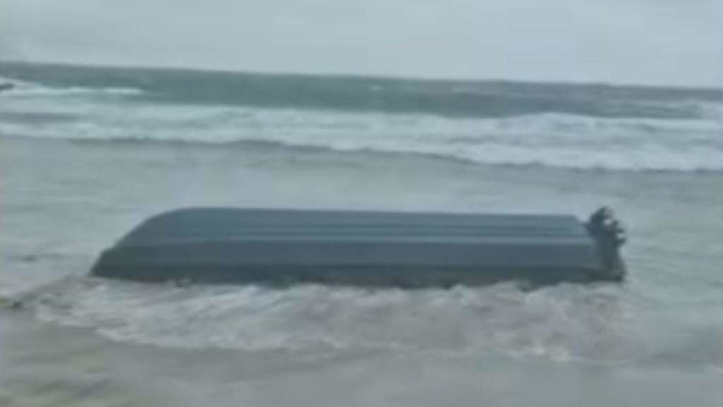 A lancha varada na praia de Nemiña. (Foto: CRTVG)