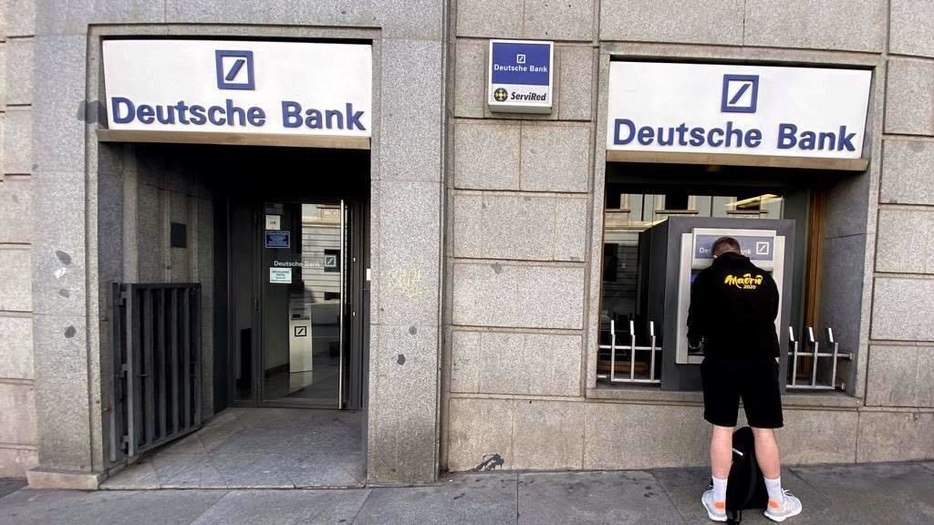 O Deutsche Bank lidera os descensos cunha caída de 8% en bolsa. (Foto: Eduardo Parra / Europa Press)