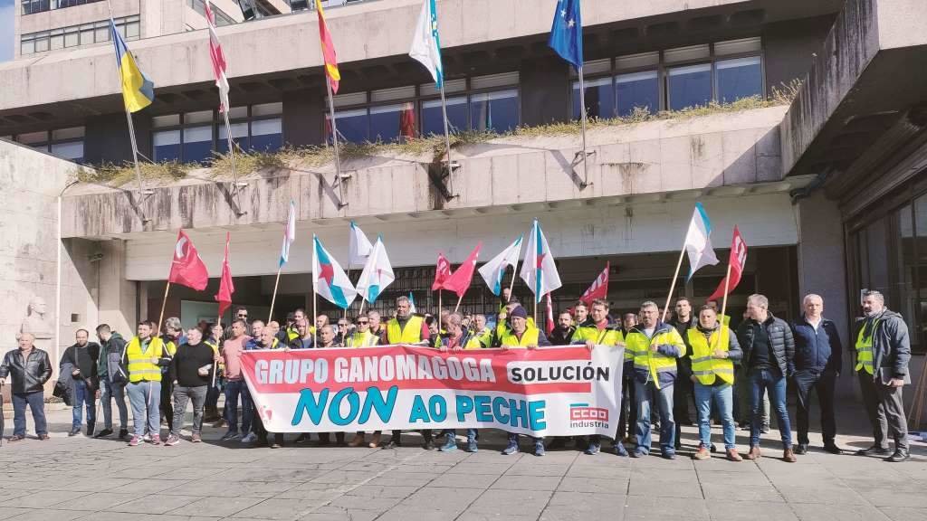 Concentración do persoal de Ganomagoga diante da sede do Concello de Vigo, esta sexta feira. (Foto: Europa Press)