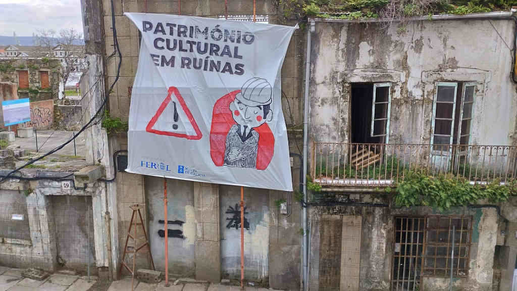 Casa natal de Carvalho Calero coa pancarta (Foto: Artábria).