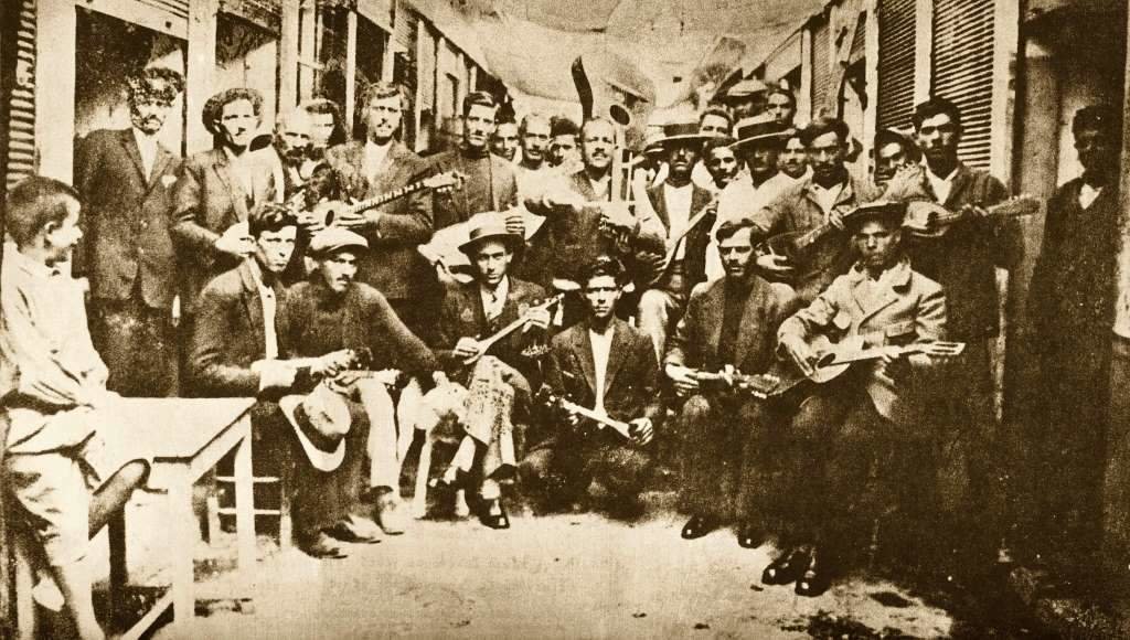 Rembetes, no ano 1933, en Karaiskaki, Pireo. (Foto: Fünf Griechen in der Hölle)