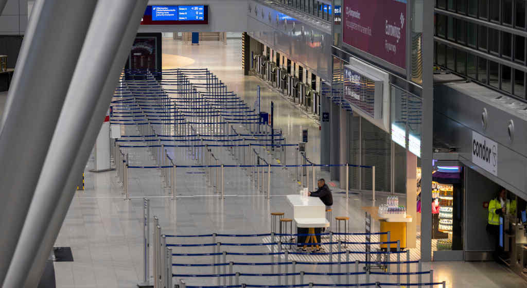 Aeroporto de Düsseldorf, Alemaña, sen xente por mor da folga de transportistas (Foto: Christoph Reichwein / Dpa).