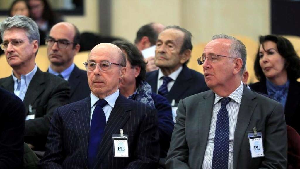 Manuel Fernández de Sousa, primeiro pola esquerda, no banco dos acusados durante o xuízo. (Foto: Pool vía Europa Press)