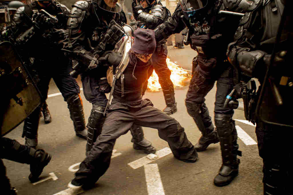 Arresto na madrugada da terza á cuarta feira en Francia. (Foto: Gerard Cambon / Zuma Press / Contactophoto)