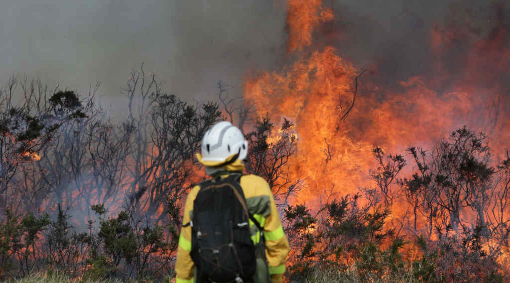 O incendio activo en Baleira o pasado mes de marzo. (Foto: Carlos Castro / Europa Press)