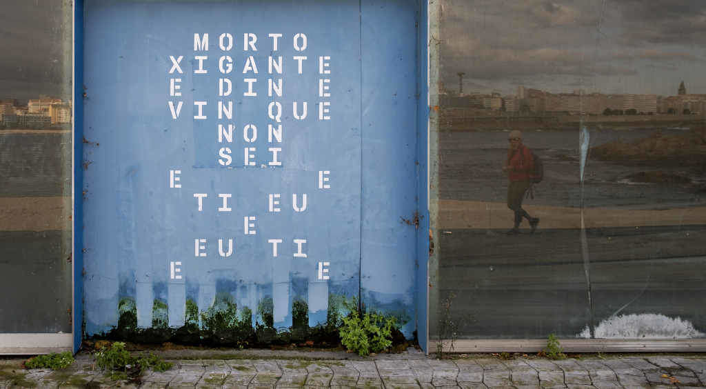 Poema visual do Xerión na porta dos locais municipais abandonados na plataforma de Riazor, na Coruña (Foto: Marga Tojo).