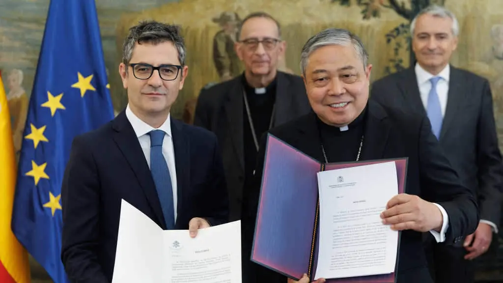 O ministro F&eacute;lix Bola&ntilde;os e o Nuncio Apost&oacute;lico Bernardito Auza. (Foto: Eduardo Parra  Europa Press)