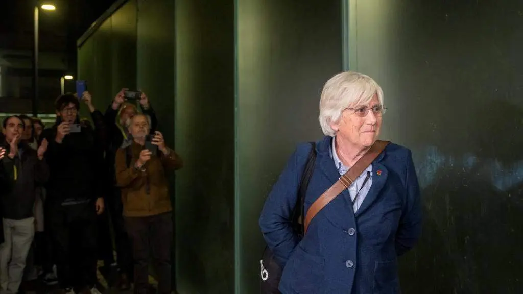A ex conselleira Clara Ponsat&iacute; abandonando a sede xudicial. (Foto: Lorena Sop&ecirc;na / Europa Press)