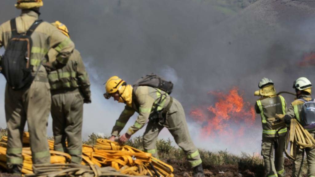 Bombeiros traballando na extinción do incendio de Baleira, na tarde desta cuarta feira. (Foto: Carlos Castro / Europa Press)