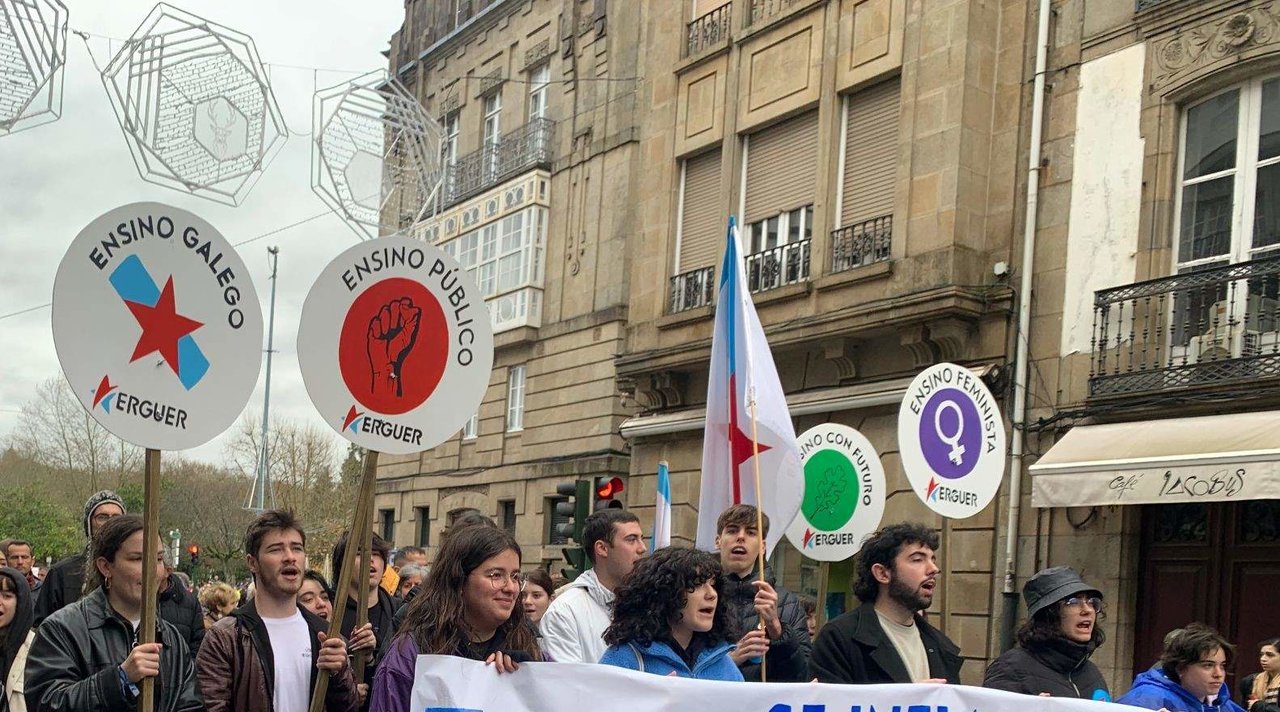 Integrantes de Erguer. Estudantes da Galiza durante unha manifestación en Santiago de Compostela. (Foto: Nós Diario)