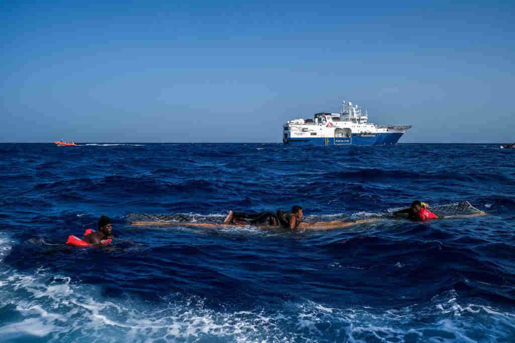 Rescate no mar Mediterráneo. (Foto: Michael Bunel / Zuma Press / Contactophoto)
