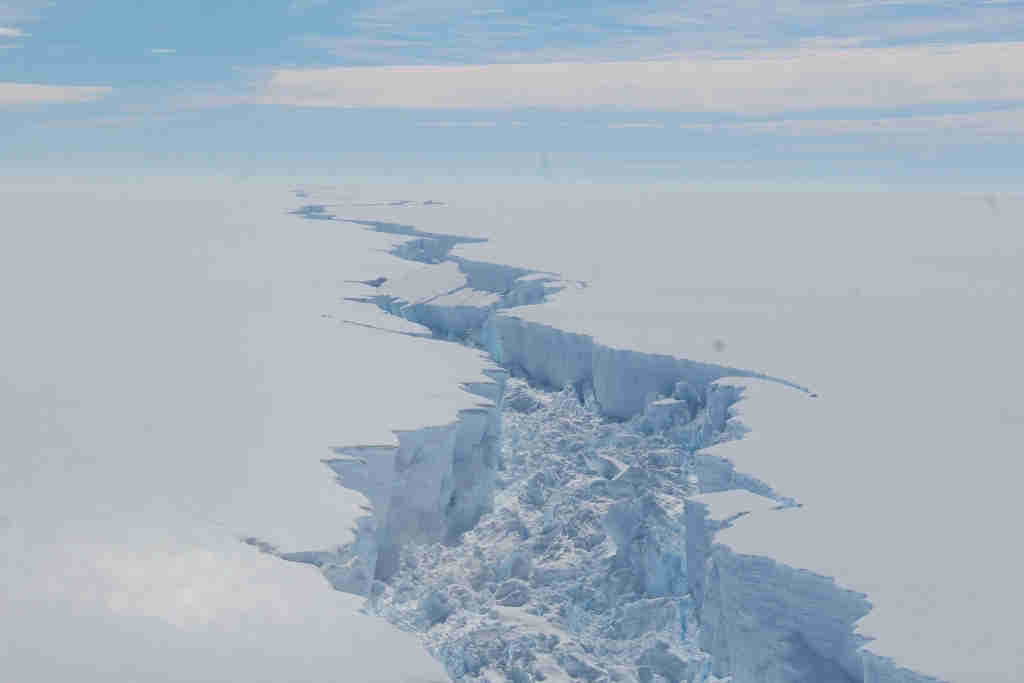 Fenda na plataforma de xeo Larsen, na costa oriental antártica, antes do nacemento dun iceberg xigante en 2022. (Foto: BAS / Rosey Grant)
