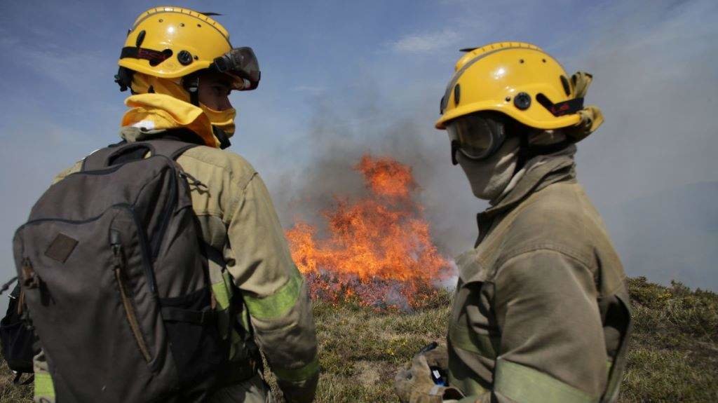 Bombeiros observan o fogo que calcinou 1.400 hectáreas en Baleira. (Foto: Carlos Castro / Europa Press)