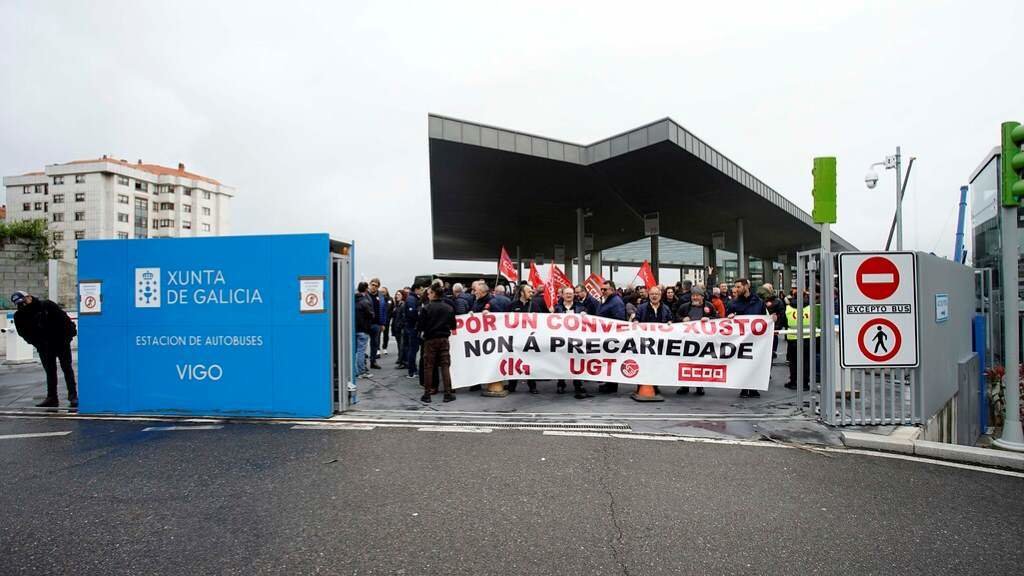 Protesta ás portas da estación de autobuses de Vigo. (Foto: Javier Vázquez / Europa Press)
