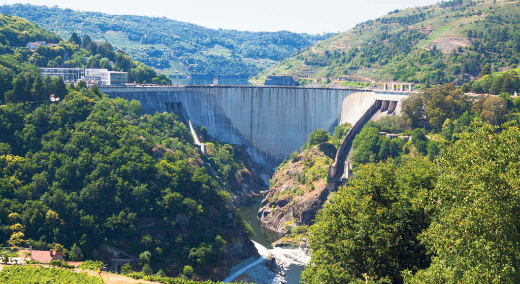 Central hidroeléctrica de Belesar sobre o río Miño, en Chantada (Foto: Nós Diario).