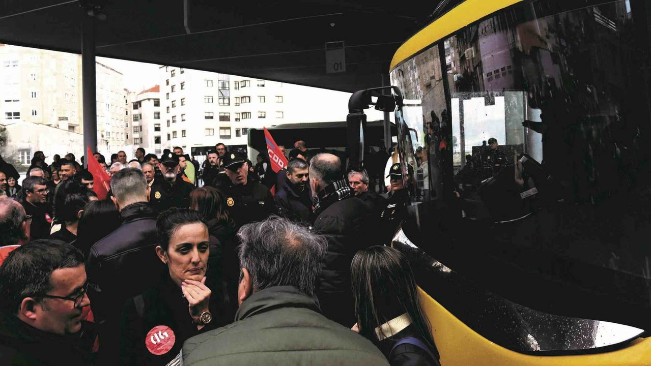 Traballadoras e traballadores tratan de paralizar un autobús en Vigo durante a folga do 31 de marzo (Foto: Nós Diario).