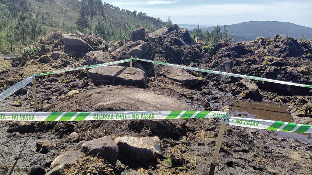 O Seprona balizou un petr&oacute;glifo non declarado nas obras do pol&iacute;gono e&oacute;lico Acibal, en Mora&ntilde;a. (Foto: Amil sen E&oacute;licos)