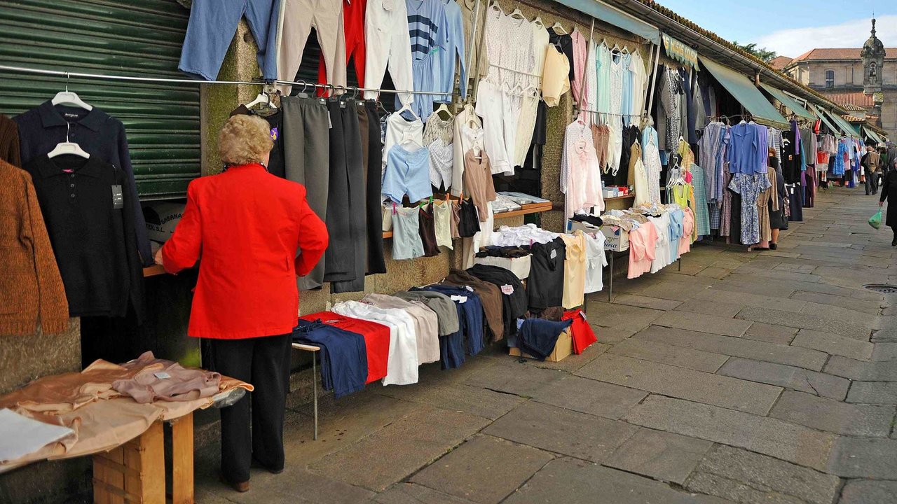 Mercado de roupa na zona vella de Compostela (Foto: Jose R Pizarro).