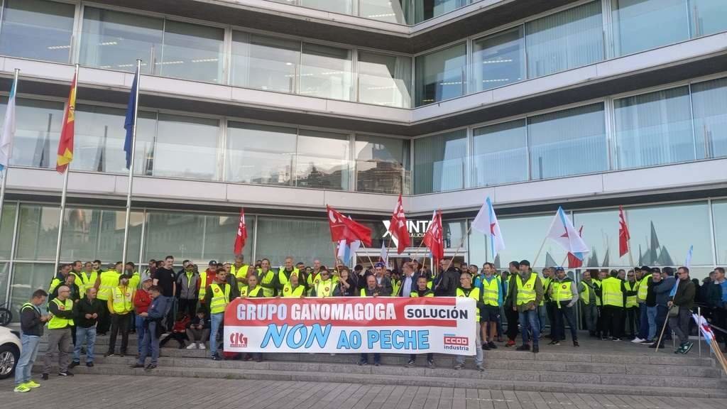 Protesta do persoal de Ganomagoga diante da sede da Xunta en Vigo, a comezos de abril (Foto: Nós Diario).