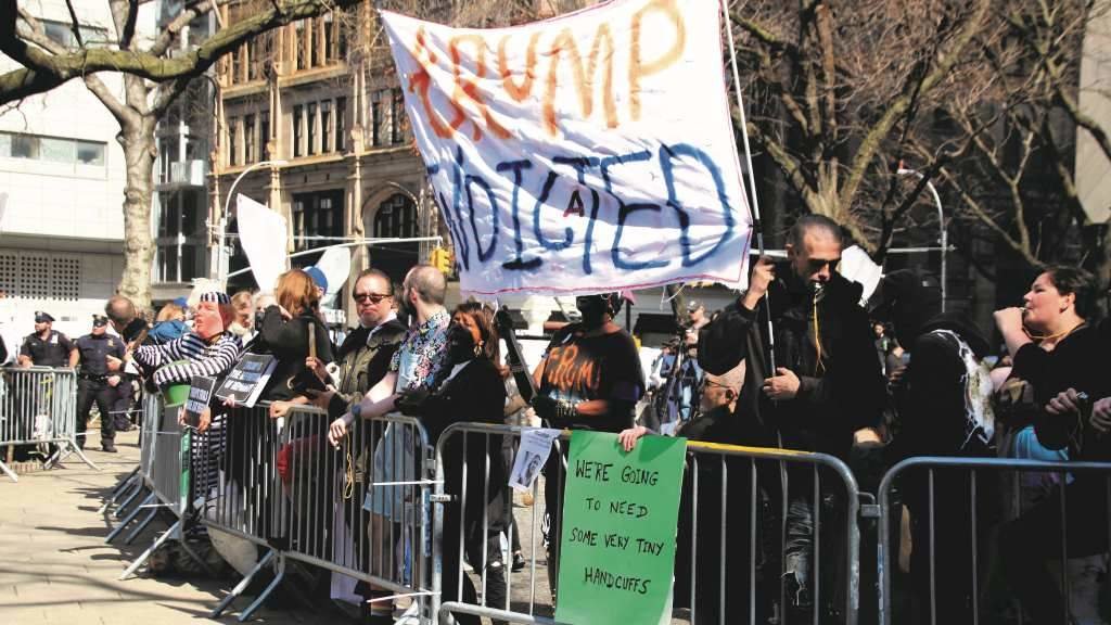 Protesta en contra de Donald Trump esta terza feira en Nova York perante a entrega do ex presidente ás autoridades. (Foto: Christina Horsten / DPA)