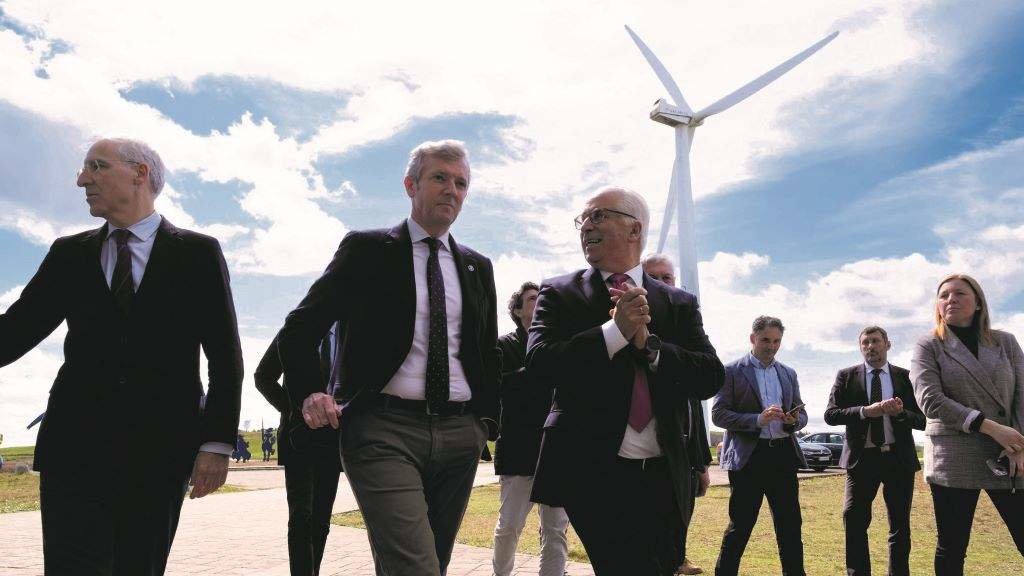 Alfonso Rueda e Francisco Conde, de visita no parque eólico experimental de Sotavento, en Xermade (na Terra Chá) o 21 de marzo. (Foto: Xunta)