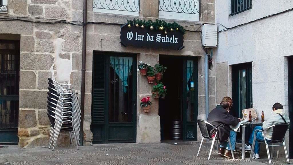 Fachada de um restaurante da zona velha de Ourense cuja tabuleta mostra o uso do artigo com nome de pessoa. (Foto: Carlos Garrido)