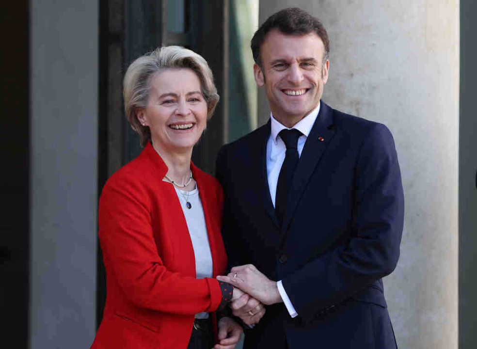 Emmanuel Macron e Ursula von der Leyen, líderes de Francia e da Comisión Europea respectivamente, a segunda feira en París. (Foto: Gao Jing / Europa Press)