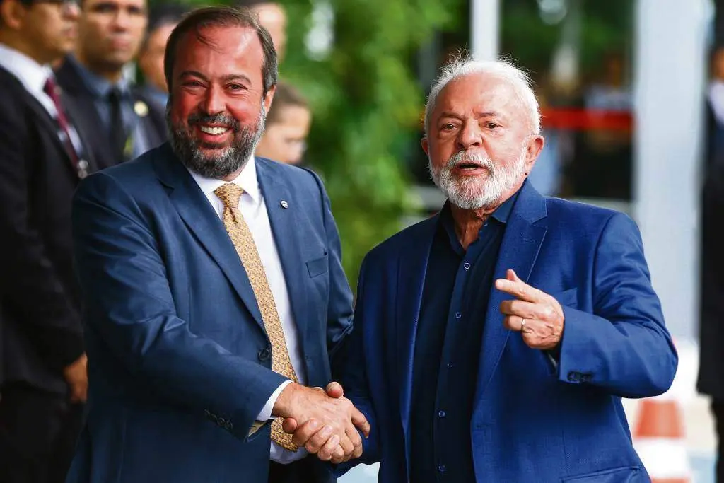 O ministro de Enerx&iacute;a do Brasil, Alexandre Silveira, co presidente Lula da Silva, no Consello Nacional de Pol&iacute;tica Enerx&eacute;tica, en marzo. (Foto: Marcelo Camargo / Axencia Brasil / DPA)