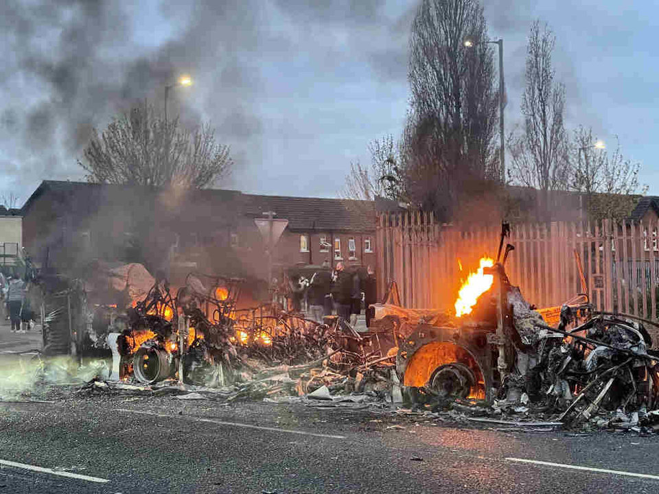 Autobús queimado nos disturbios impulsados polos unionistas en 2021 ao retirar entidades conservadoras o apoio ao acordo. (Foto: Liam Mcburney / PA Wire / DPA)