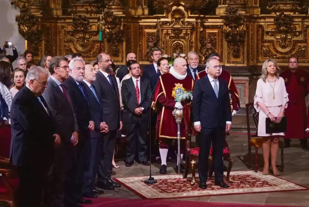 Respons&aacute;beis p&uacute;blicos na ofrenda ao Ap&oacute;stolo na catedral de Compostela.