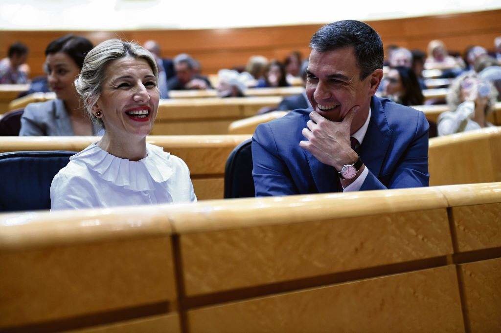 A ministra de Traballo, Yolanda Díaz, e o presidente español, Pedro Sánchez, no Senado. (Foto: Fernando Sánchez / Europa Press)