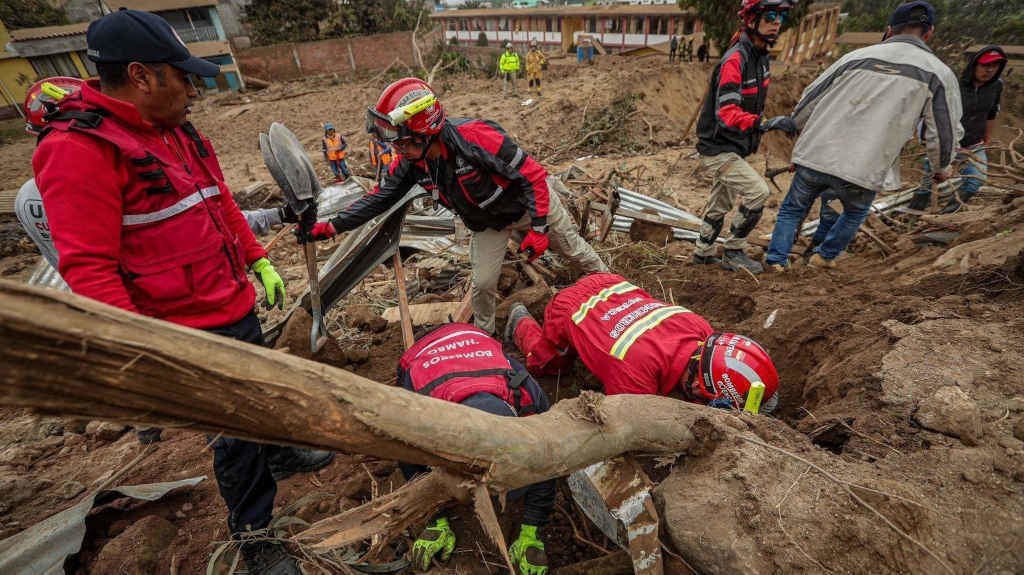 TRaballos de rescate apos o deslizamento de terra en Alausí, Ecuador (Foto: Fiscalía xeral do Estado de Ecuador).