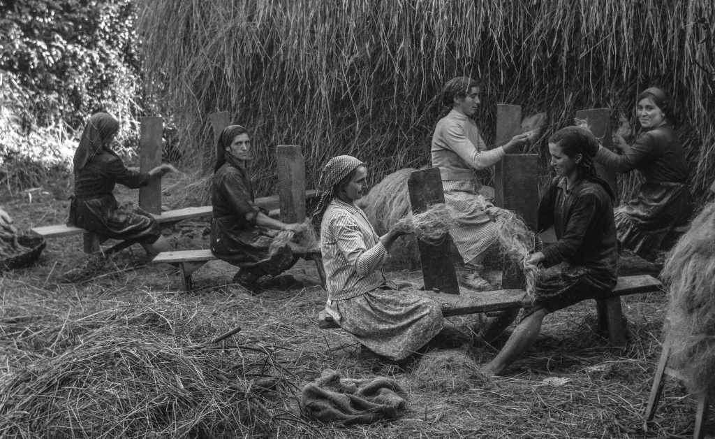 A primeira imaxe da exposición mostra un grupo de mulleres traballando na tasca do liño. (Foto: Gustav Henningsen)
