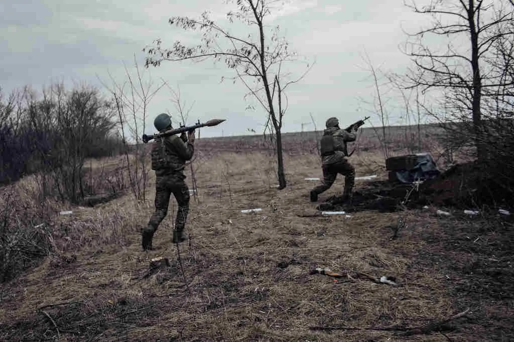 Dous soldados ucra&iacute;nos en marzo nas inmediaci&oacute;ns de Bakhmut (Donetsk). (Foto: Adrien Vautier / Europa Press)