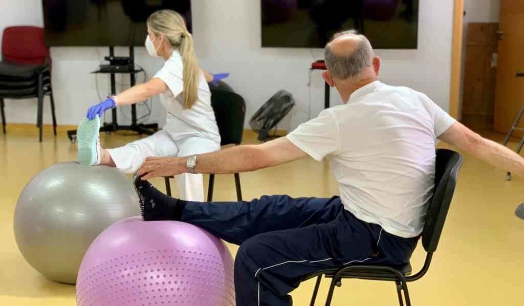 Unha das fisioterapeutas que traballa na Asociación Párkinson Galiza-A Coruña imparte unha clase de estiramentos a persoas usuarias. (Foto: Asociación Párkinson Galiza-A Coruña)
