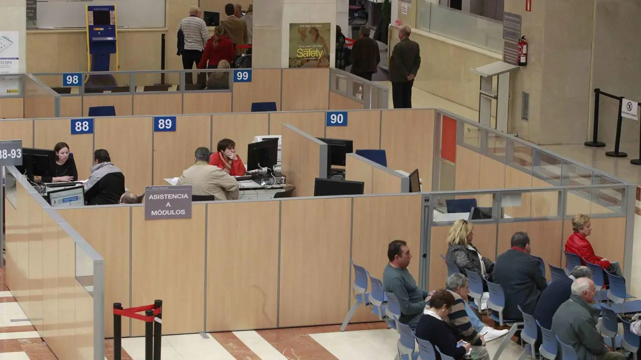 Cada vez son menos as persoas que fan a declaraci&oacute;n da renda de forma presencial nas oficinas da Axencia Tributaria (Foto: Europa Press).