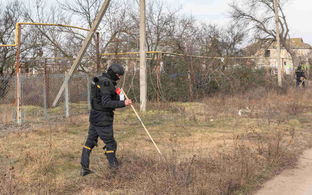 Limpeza de minas en Khersón. (Foto: Mykhaylo Palinchak / Europa Press / Contacto)