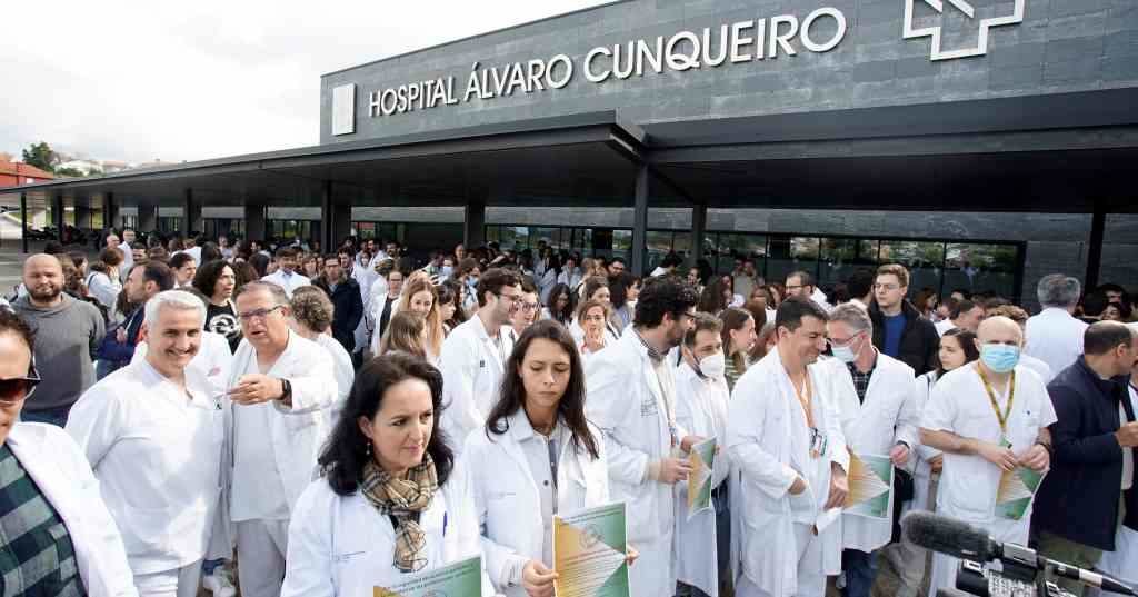 Persoal médico do hospital Álvaro Cunqueiro (Vigo), o pasado 11 de abril. (Foto: Nós Diario)