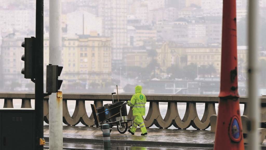 Un traballador do servizo de limpeza do Concello da Coruña. (Foto: M. Dylan / Europa Press)